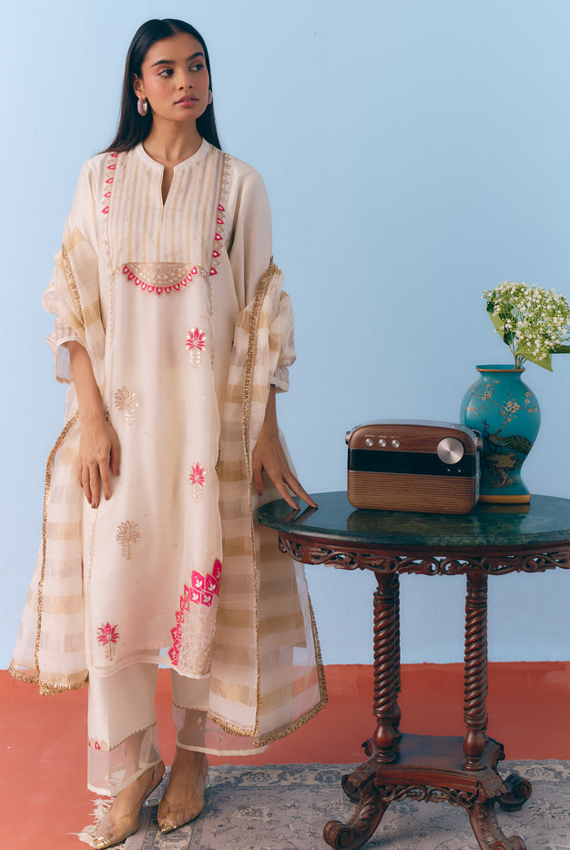 White Silk Chanderi Kurta Set with Pink Appliqué & Gota Embroidery